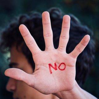 s Leben ist wie es ist. Dinge passieren und nicht immer sind sie gut. Natürlich sind wir den Gegebenheiten nicht hilflos ausgeliefert. Wir sind imstande, entsprechend zu reagieren oder schon im Vorfeld Maßnahmen einzuleiten. Wir können Einfluss nehmen, auf das was mit uns und um uns herum geschieht, aber wir haben niemals die volle Kontrolle. Manche Dinge passieren einfach, ob uns das nun passt oder nicht. Wir müssen damit klar kommen. Nicht wenige von uns haben da aber so ihre Schwierigkeiten. Sie können einfach nicht akzeptieren. Es fällt ihnen schwer, anzunehmen, was da geschieht. Sie lehnen es ab. Mit dieser Ablehnung anstatt Annahme als Grundhaltung lehnen sie aber nicht nur die Realität ab sondern sich selbst und nähren auch ihre Angst mit weitreichenden Folgen.